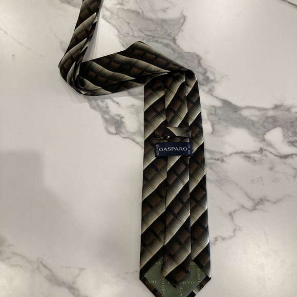 A brown and tan a wonderful material. - Picture 4 of 5